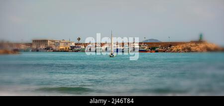 Meereslandschaft mit La Vila Joiosa. Fröhlich, Hafen im Hintergrund, Costa Dorada, Spanien Stockfoto