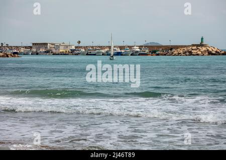 Meereslandschaft mit La Vila Joiosa. Fröhlich, Hafen im Hintergrund, Costa Dorada, Spanien Stockfoto