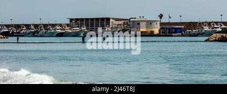 Meereslandschaft mit La Vila Joiosa. Fröhlich, Hafen im Hintergrund, Costa Dorada, Spanien Stockfoto