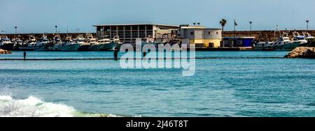 Meereslandschaft mit La Vila Joiosa. Fröhlich, Hafen im Hintergrund, Costa Dorada, Spanien Stockfoto