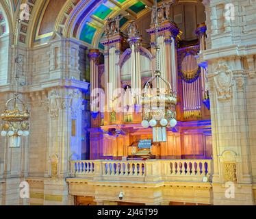 Glasgow, Schottland, Großbritannien 12.. April 2022. Von diesem überhängenden Balkon aus werden die fanrd Mid day Orgelkonzerte zu den Massen unten gespielt. Das Kelvingrove-Museum und die Kunstgalerien waren voll mit Einheimischen und Touristen in diesem lebhaften Raum und es war wegen der Schulferien ausreichend für Kinder. Credit Gerard Ferry/Alamy Live News Stockfoto