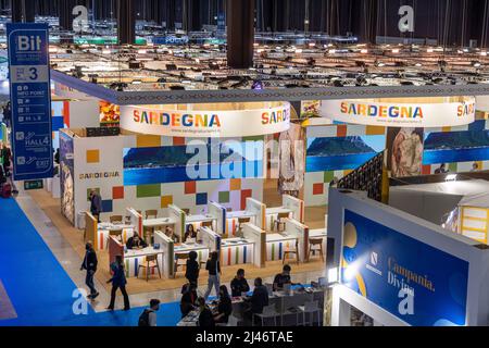 Mailand, Italien - 12 2022. april - Internationale Tourismusbörse der IBIT - Panoramablick auf den italienischen Pavillon Stockfoto