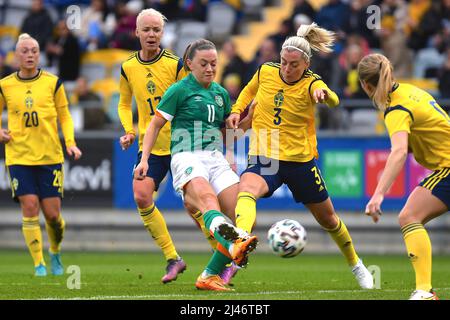 Göteborg, Schweden. 12. April 2022. Katie McCabe (11 Irland) und Linda Sembrant (3 Schweden) während des Qualifikationsspiels der Weltmeisterschaft 2023 am 12. 2022. April zwischen Schweden und der Republik Irland im Gamla Ullevi in Göteborg, Schweden Peter Sonander/SPP Credit: SPP Sport Press Photo. /Alamy Live News Stockfoto