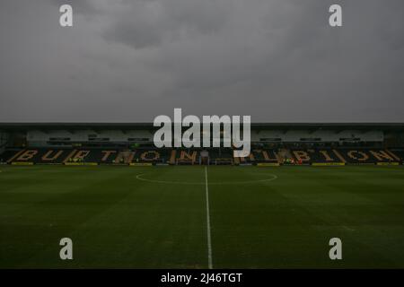 Burton Upon Trent, Großbritannien. 12. April 2022. Allgemeiner Blick in das Innere des Pirelli Stadions von Burton Albion in Burton Upon Trent, Großbritannien am 4/12/2022. (Foto von Gareth Evans/News Images/Sipa USA) Quelle: SIPA USA/Alamy Live News Stockfoto