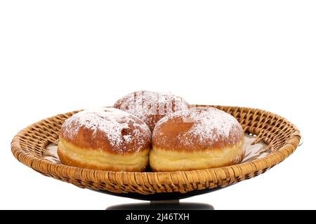 Drei süße Donuts gefüllt mit Marmelade auf einer Keramikschale, Makro, isoliert auf einem weißen Hintergrund. Stockfoto