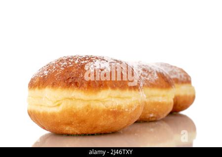 Drei süße Donuts gefüllt mit Marmelade, Makro, isoliert auf weißem Hintergrund. Stockfoto