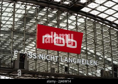 Logo des Rundfunks Berlin-Brandenburg (rbb) im Hauptbahnhof. Ein öffentlich-rechtlicher Rundfunkdienst in Deutschland. Riesiges Schild als Werbung für das Fernsehen. Stockfoto