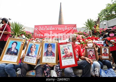 Bangkok, Thailand. 10. April 2022. (4/10/2022) Angehörige der bei den Rothemd-Tötungen 2010 Getöteten halten Fotos des Verstorbenen in den Händen. (Foto: Adirach Toumlamoon/Pacific Press/Sipa USA) Quelle: SIPA USA/Alamy Live News Stockfoto