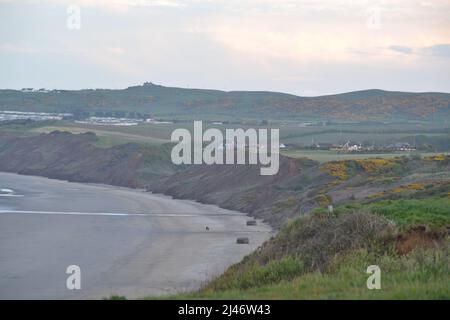 Filey Bay Beach an Einem ruhigen, friedlichen Tag - Blue Sky - Touristenziel + Ferienresort in North Yorkshire - Großbritannien Stockfoto