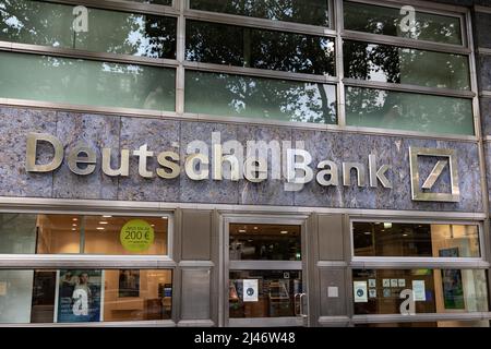 Deutsche Bank-Schild an der Fassade eines Gebäudes. Metallische Briefe des Finanzinstituts an der Wand. Servicepunkt einer großen deutschen Bank. Stockfoto