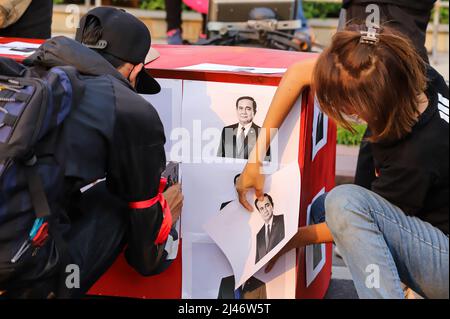 Bangkok, Thailand. 10. April 2022. (4/10/2022) Demonstranten gedenken der Auflösung einer Rothemd-Kundgebung auf der Ratchadamnoen Road. Und äscherten den Sarg, der dem Bild des Premierministers General Prayut Chan-o-cha beigefügt war, am Demokratie-Denkmal, der damals die Position des stellvertretenden Oberbefehlshabers der Royal Thai Army innehatte. (Foto: Adirach Toumlamoon/Pacific Press/Sipa USA) Quelle: SIPA USA/Alamy Live News Stockfoto