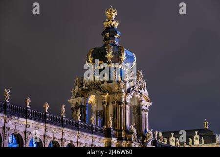 Das berühmte Dresdner Zwinger-Kronentor bei Nacht. Das architektonische Denkmal ist ein Reiseziel der Altstadt der Stadt. Stockfoto