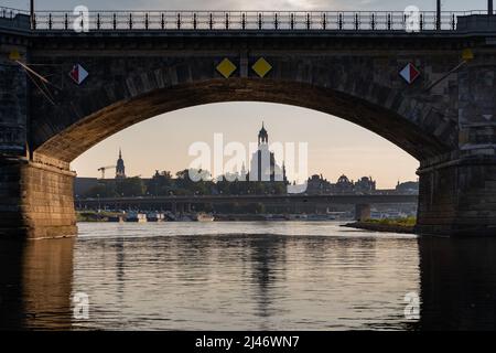 Blick durch eine alte Brücke auf die berühmte Altstadt von Dresden. Die Frauenkirche ist Teil der Skyline. Die Stadt ist ein Reiseziel. Stockfoto