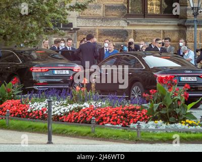 Bundeskanzlerin Angela Merkel und Ministerpräsident Michael Kretschmer vor dem Dresdner Zwinger zur Eröffnung der Vermeer-Ausstellung. Politiker Stockfoto