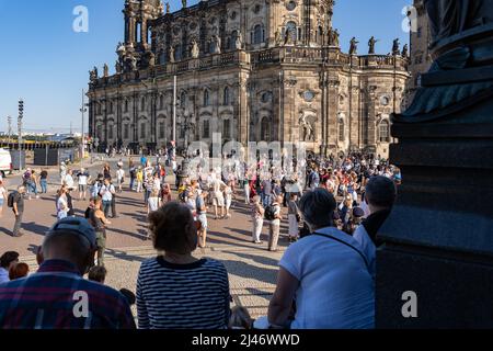 Menschen auf dem Theaterplatz bei einer Veranstaltung. Historische Architektur der Altstadt im Hintergrund. Ein berühmter Ort in der Stadt. Eine hohe Polizeipräsenz. Stockfoto