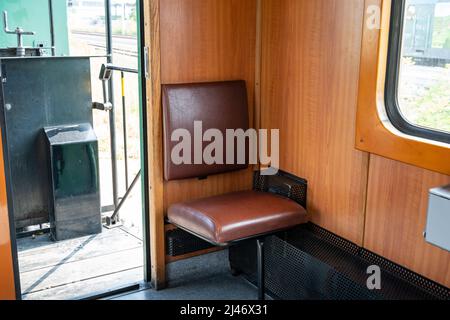 Sitz in einem alten Retro-Triebwagen der SDG Lößnitzgrundbahn. Innenraum einer Schmalspurdampfbahn. Das historische Verkehrsmittel ist eine Reise. Stockfoto