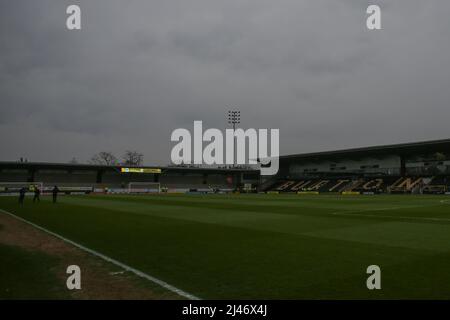 Burton Upon Trent, Großbritannien. 12. April 2022. Allgemeiner Blick in das Innere des Pirelli Stadions von Burton Albion in Burton Upon Trent, Großbritannien am 4/12/2022. (Foto von Gareth Evans/News Images/Sipa USA) Quelle: SIPA USA/Alamy Live News Stockfoto