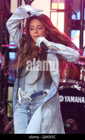 12. April 2022, New York, New York, USA: Sängerin CAMILA CABELLO führt auf â €˜todayâ €™ am Rockefeller Plaza statt. (Bild: © Nancy Kaserman/ZUMA Press Wire) Stockfoto