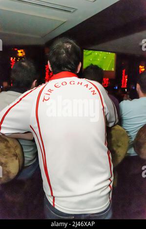 Cookstown, Nordirland. 21.. September 2008. Tyrone-Fans treffen sich in einem Pub, um sich das All Ireland Final anzusehen. Tyrone gewann das Spiel Stockfoto