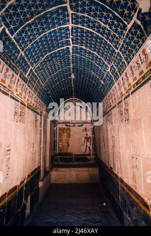 11. Januar 2022, Luxor, Ägypten: Innenraum im Hatschepsut-Tempel mit alten Gemälden und Sternendecke Stockfoto