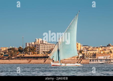 felucca ist ein traditionelles Segelboot, das für den touristischen Transport und die Nilkreuzfahrt in Luxor-Stadt in Ägypten verwendet wird Stockfoto