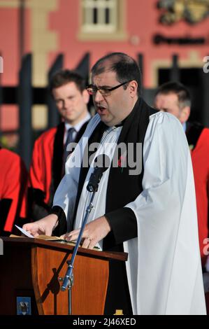 11.. November 2012, Carrickfergus, Nordirland. Mitglieder der Royal British Legion, die den Streitkräften dient, und ehemalige Soldaten nehmen am Gedenksonntag Teil. Stockfoto