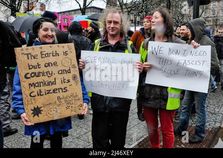 Belfast, Nordirland. 05 Dez 2015 - Pro-Flüchtling-Anhänger versammeln sich, um gegen die Anti-Flüchtlings-Kundgebung der Protestierenden Koalition zu protestieren. Stockfoto