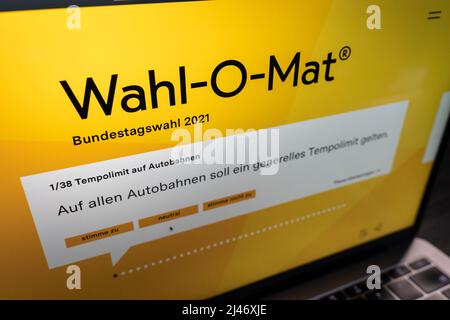 Wahl-O-Mat-Website auf einem Laptop für die Bundestagswahl. Das Tool hilft, eine politische Partei nach der Beantwortung einiger Fragen zu wählen. Startseite Stockfoto