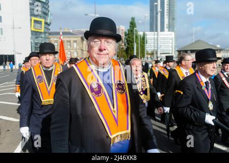 Belfast, Nordirland. 29.. September 2012. Kaplan Mervyn Gibson mit einer Reihe von orangemen, die während einer Parade der Orangenen Orden „Orangefarben“ und Melone-Hüte trugen Stockfoto