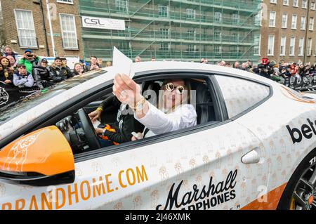 Dublin, Irland. 1. Mai 2016. Der belgische Marketingexperte Erik Saelens startet mit seinem Ferrari an die Startlinie, als er die Rallye Gumball 3000 startet. Stockfoto