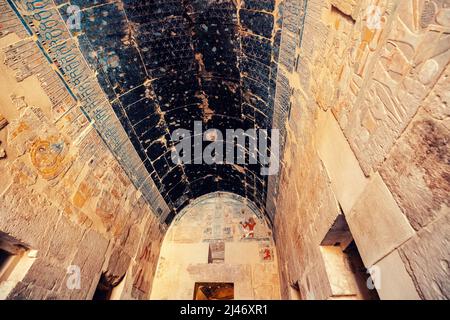 11. Januar 2022, Luxor, Ägypten: Innenraum im Hatschepsut-Tempel mit alten Gemälden und Sternendecke Stockfoto