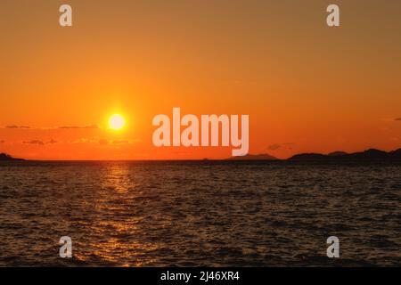 Die Sonne geht über dem Horizont in der Adria unter Stockfoto