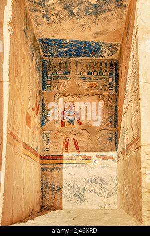 Ägyptische Wandmalereien und Fresken und Gemälde im Hatschepsut-Tempel in Luxor. Religiöse Mysterien und Rituale in der ägyptischen Mythologie und Religion Stockfoto