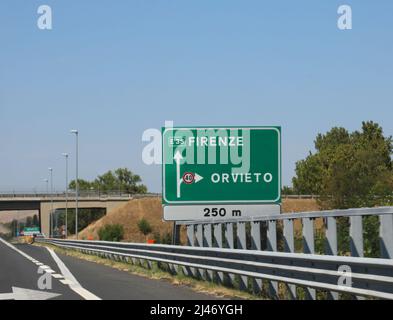 Kreuzung an der Autobahnausfahrt in Italien mit den Ortschaften FLORENZ und ORVIETO in der Toskana Stockfoto