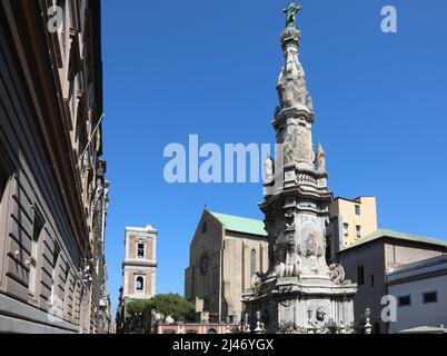 Die Spitze der unbefleckten Guglia della immacolata ist ein großes Obelisk-Denkmal 34 m hoch mit barocken Dekorationen in Neapel Italien Stockfoto