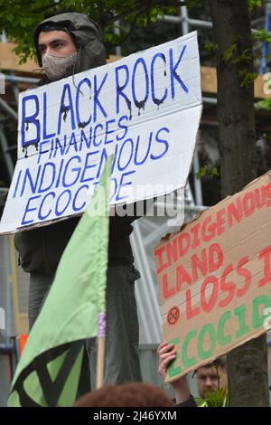 Die Klimaaktivisten der xr-Gruppe nahmen an der Black Rock-zentrale an, um die straßen londons zu blockieren: „Unser Vertrauen auf fossile Brennstoffe finanziert Kriege, Stockfoto