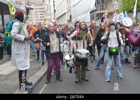 Die Klimaaktivisten der xr-Gruppe nahmen an der Black Rock-zentrale an, um die straßen londons zu blockieren: „Unser Vertrauen auf fossile Brennstoffe finanziert Kriege, Stockfoto