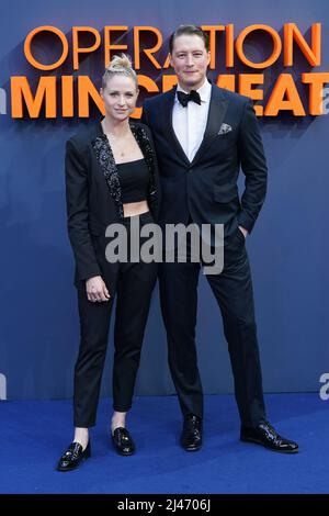 Niamh Algar und Lorne MacFadyen (rechts) kommen zur britischen Premiere der Operation Hackeat im Curzon Mayfair Kino im Zentrum von London. Bilddatum: Dienstag, 12. April 2022. Stockfoto