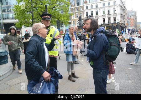 Die Klimaaktivisten der xr-Gruppe gingen zum Black Rock hq, um die Straßen der londoner Stadt zu blockieren, ein verärgerter Arbeiter konfrontiert den Straßenblock Stockfoto