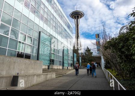 Seattle, WA USA - ca. März 2022: Blick auf die Straße einer Gruppe von Menschen, die in der Innenstadt zur Space Needle gehen. Stockfoto