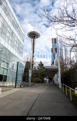 Seattle, WA USA - ca. März 2022: Blick auf die Straße einer Gruppe von Menschen, die in der Innenstadt zur Space Needle gehen. Stockfoto