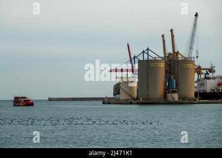 Málaga, Spanien: 02. April 2022: Containerschiffe und Krane im Hafen Stockfoto