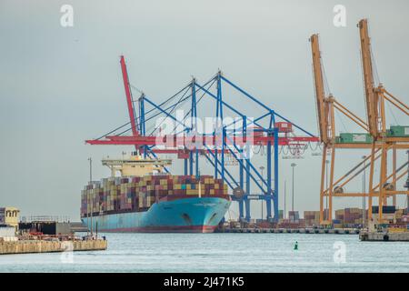 Málaga, Spanien: 02. April 2022: Containerschiffe und Krane im Hafen Stockfoto