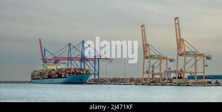 Málaga, Spanien: 02. April 2022: Containerschiffe und Krane im Hafen Stockfoto