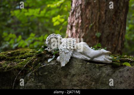 Ein Stein schlafender Engel im Wald Stockfoto