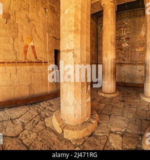 Hieroglyphen und Gemälde in Sandsteinsäulen im Hatschepsut-Tempel in Luxor geschnitzt. Ägyptisches Erbe und Zivilisationskonzept Stockfoto