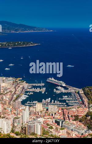 Luftaufnahme des Hafens Hercules von Monaco bei Sonnenuntergang, Monte-Carlo, riesiges Kreuzschiff ist in der Marina vertäut, Blick auf das Stadtleben vom Berg La Turbie, viel Stockfoto