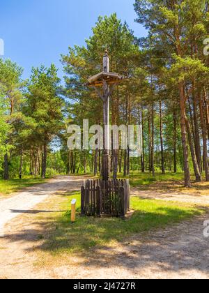 Wdzydze Kiszewskie , Polen - 31. Mai 2018: Holzkreuz mit einer Figur von Jesus im Freilichtmuseum, Kaschubian Ethnographic Park. Stockfoto