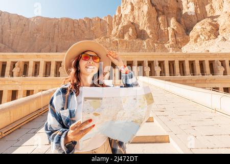 Ein Mädchen Tourist und Reisende mit einer Karte ist die Erkundung der Sehenswürdigkeiten der alten Stadt Thebes oder das moderne Luxor in der Nähe des Tempels des Pharao que stehen Stockfoto