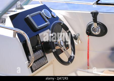 Cockpit modernes Motorboot mit Lenkrad und Gassteuerung Stockfoto